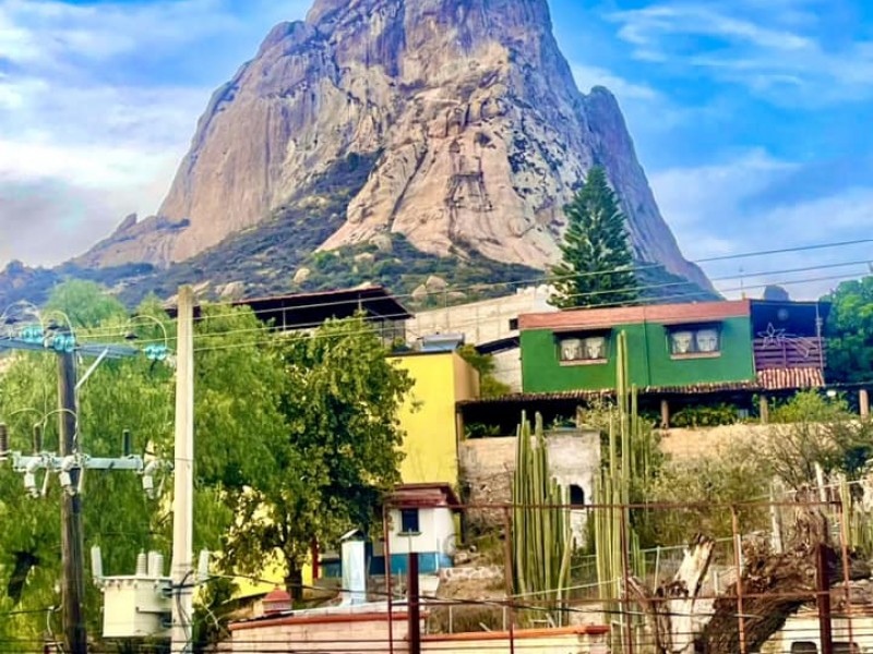 Turista imprudente cayó 30 metros de Peña de Bernal