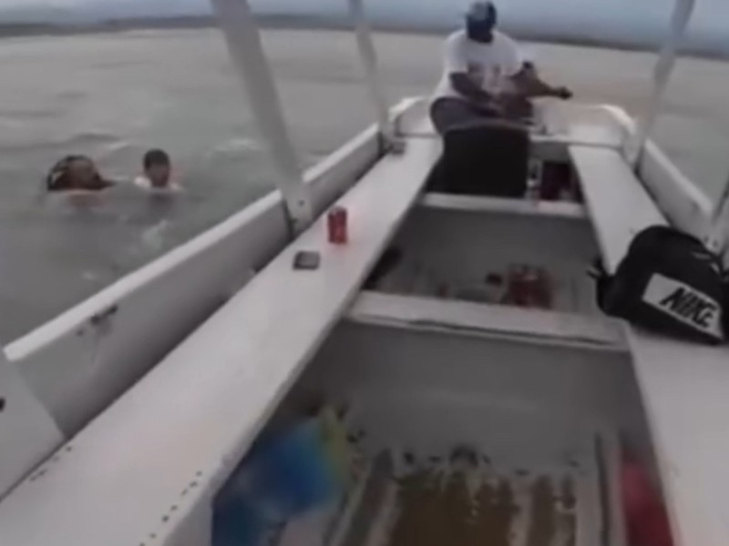 Turista y su hijo son rescatados en Barra de Coyuca