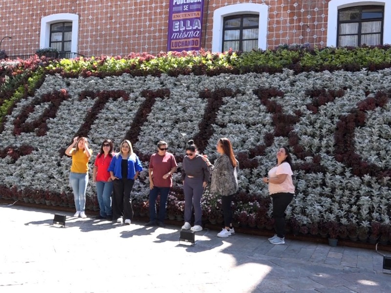 Turistas continúan visitando mural de flores en Atlixco