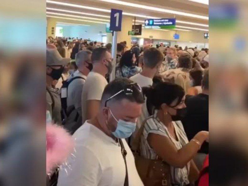 Video: Turistas abarrotan Aeropuerto de Cancún en pleno repunte Covid