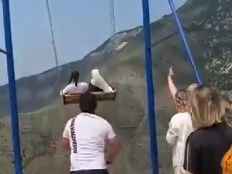 Video: Turistas caen de columpio a un barranco y ¡SOBREVIVEN!
