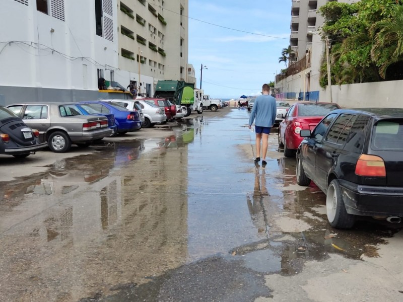 Turistas caminan entre aguas negras en Acapulco