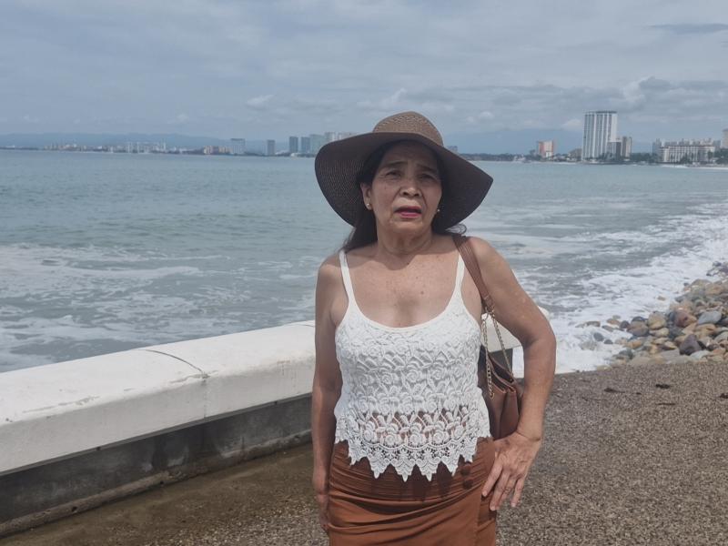 Turistas de Guadalajara viajan a Puerto Vallarta para presenciar el huracán Simon