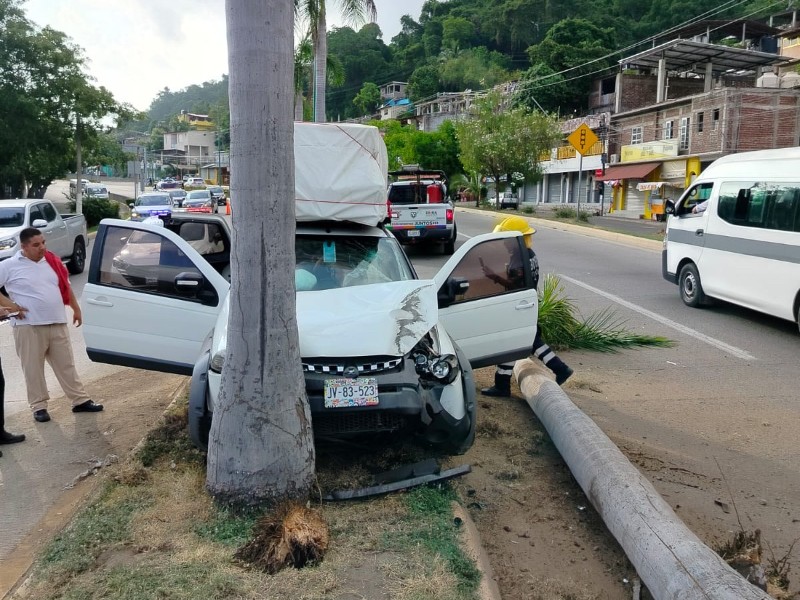 Turistas de Jalisco sufren accidente al ingresar a Zihuatanejo