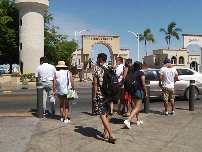 Turistas decepcionados por el cierre de playas