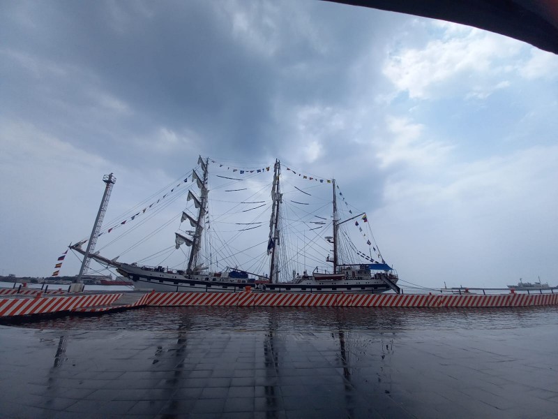 Turistas decepcionados por no conocer buque Simón Bolívar