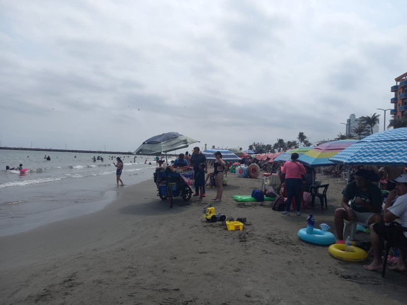 Turistas disfrutan de las playas de Veracruz