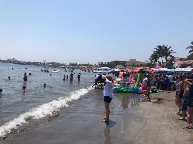 Turistas disfrutan de playas en este puente vacacional