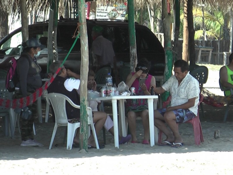 Turistas disfrutan del Puente en playas de Tuxpan