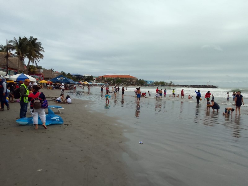 Turistas disfrutaron de playas pese a norte y bajas temperaturas