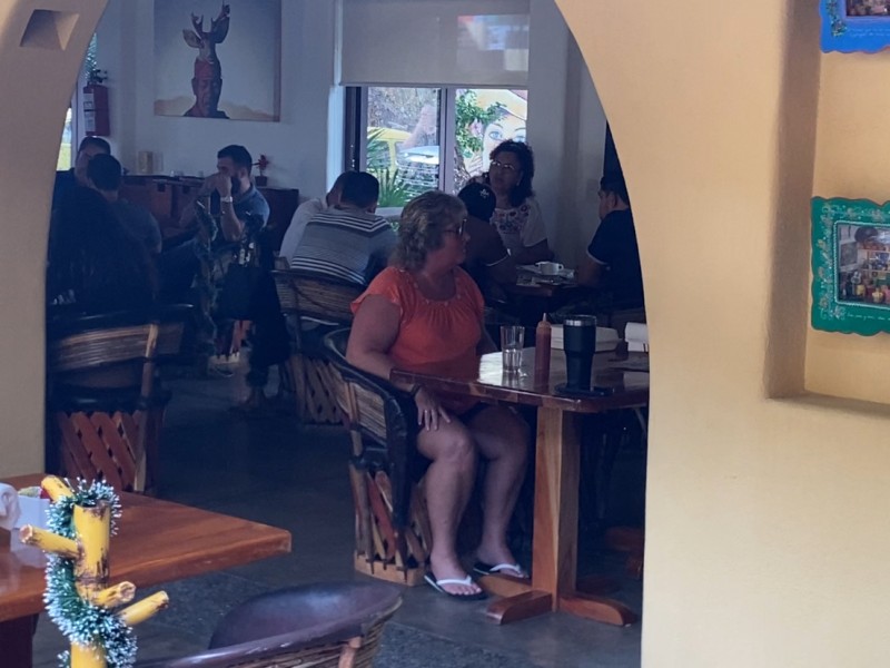 Turistas extranjeros abarrotan restaurantes de Zihuatanejo; aporreadillo su platillo favorito