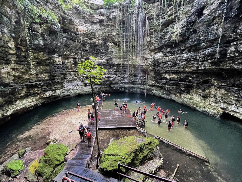 Turistas inundan los cenotes del Caribe mexicano para evitar sargazo