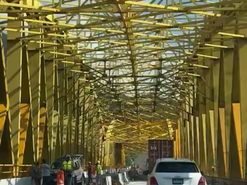 Turistas molestos por retrasos en la Autopista Siglo XXI