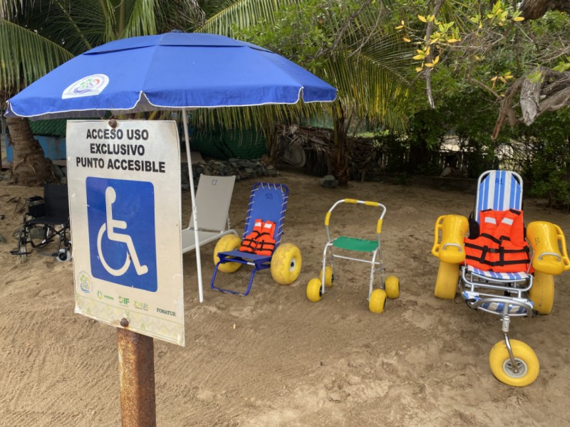 Turistas nacionales y extranjeros con discapacidad visitan playa incluyente