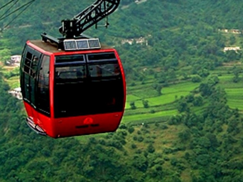 Turistas quedan atrapados en un teleférico de la India