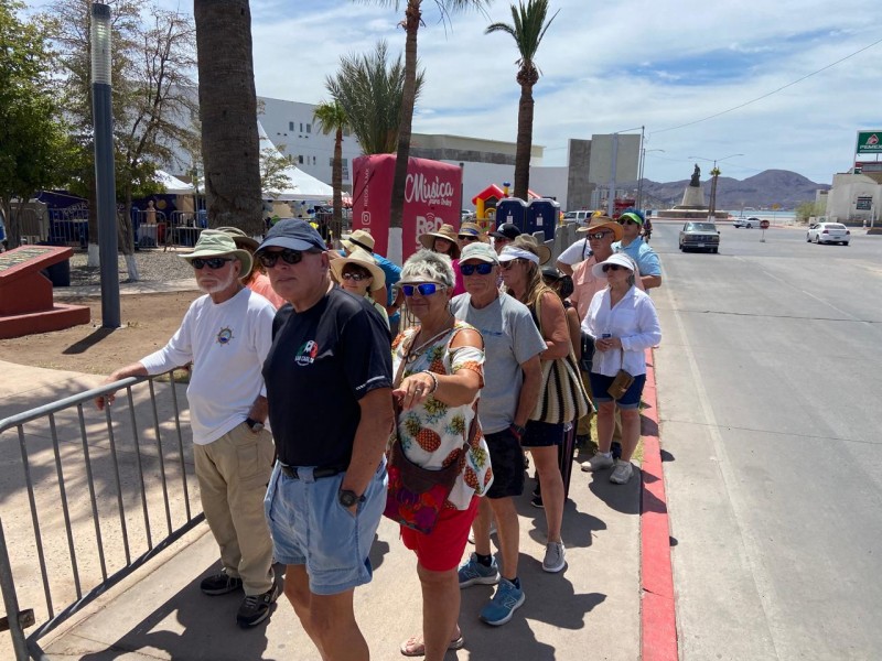 Turistas recorren el centro histórico de Guaymas