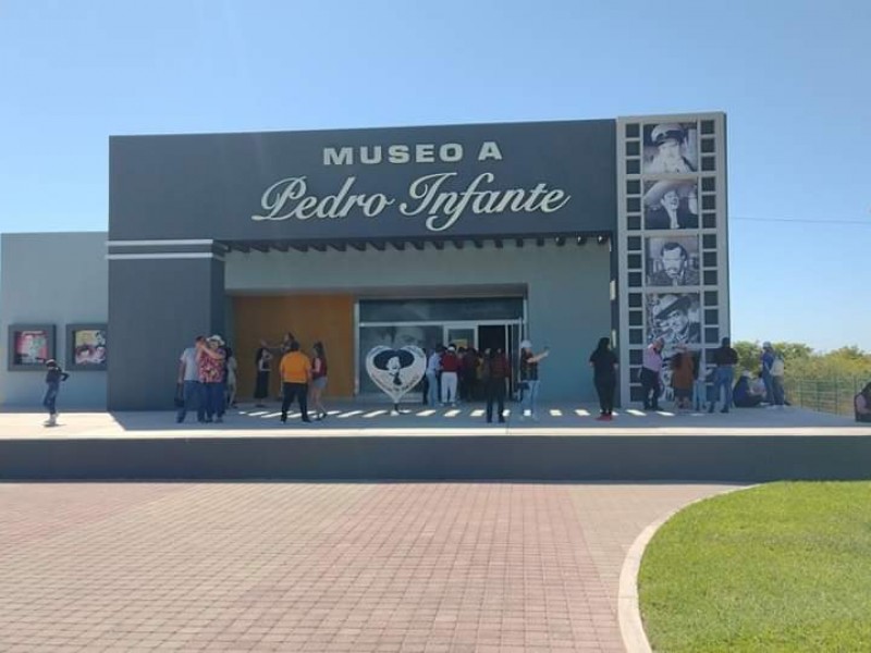 Turistas visitan Museo de Pedro Infante en Salvador Alvarado