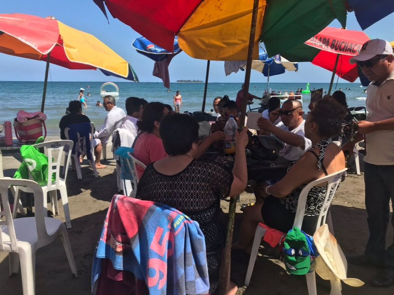 Turistas visitan playas a pesar de las lluvias