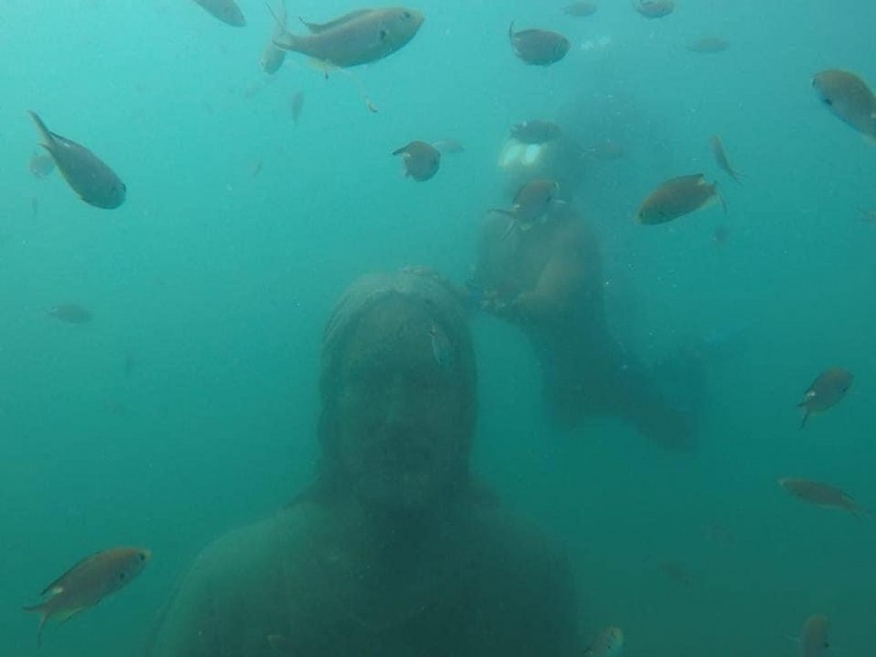 Turisteros limpian “Rey de Reyes” sumergido en Zihuatanejo