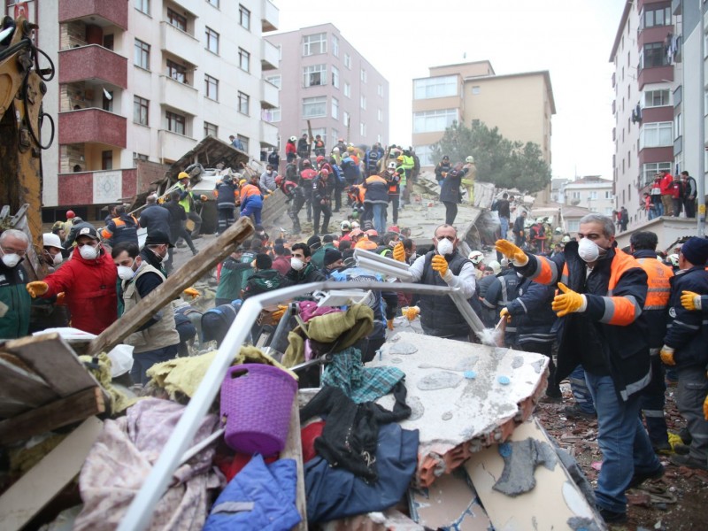 Turquía: Suman 14 muertos por caída de edificio