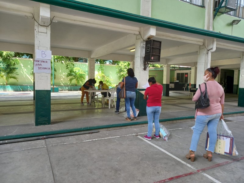 Tutores inscriben a sus hijos en escuelas de Tuxpan