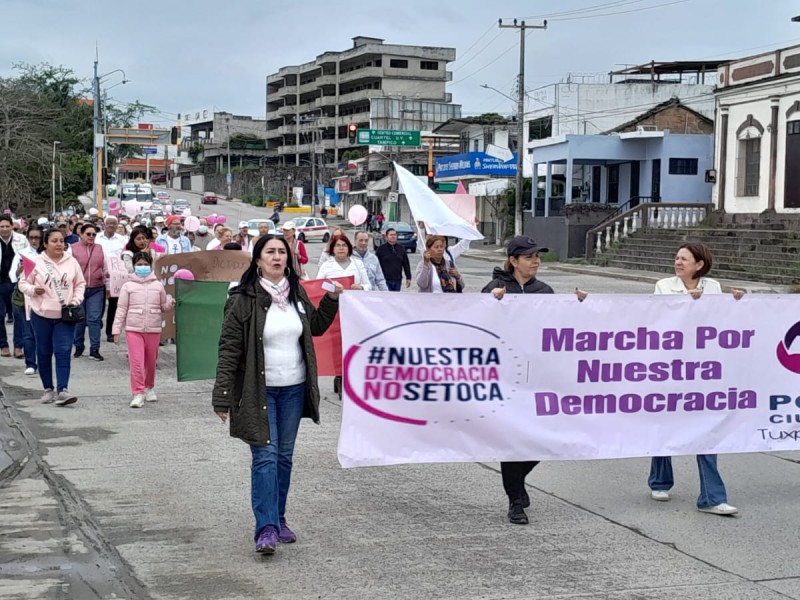 Tuxpan se suma a la Marea Rosa por la Democracia