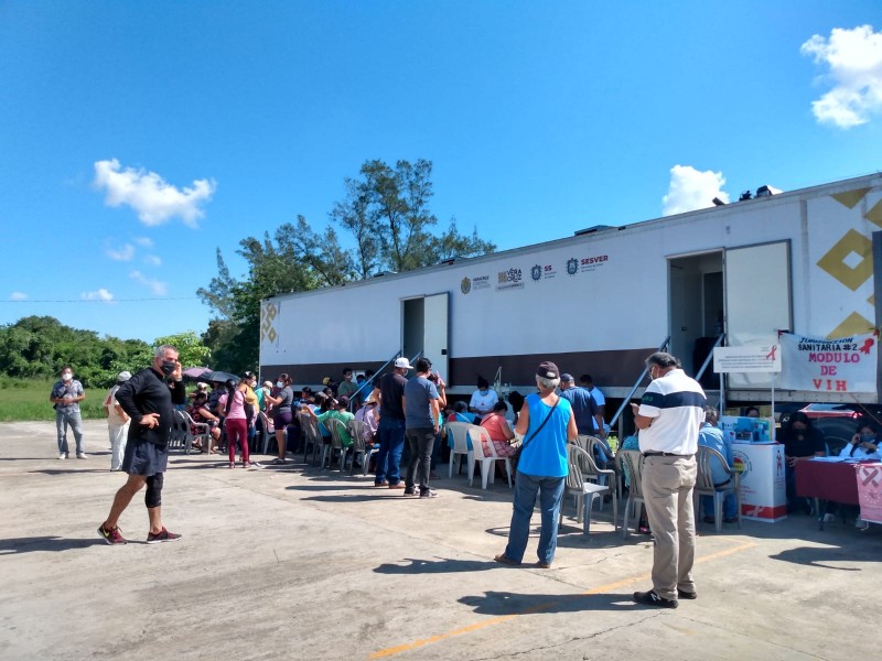 Tuxpeños aprovechan jornada de salud