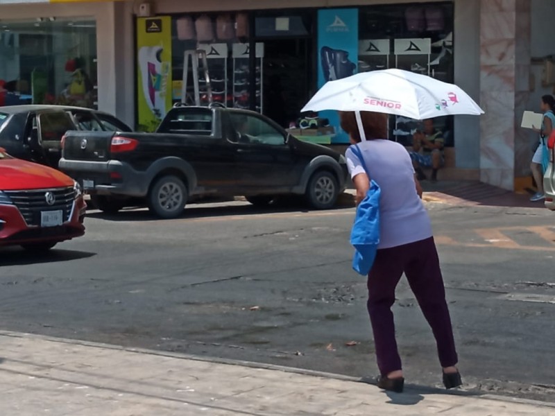 Tuxpeños hacen frente a ola de calor