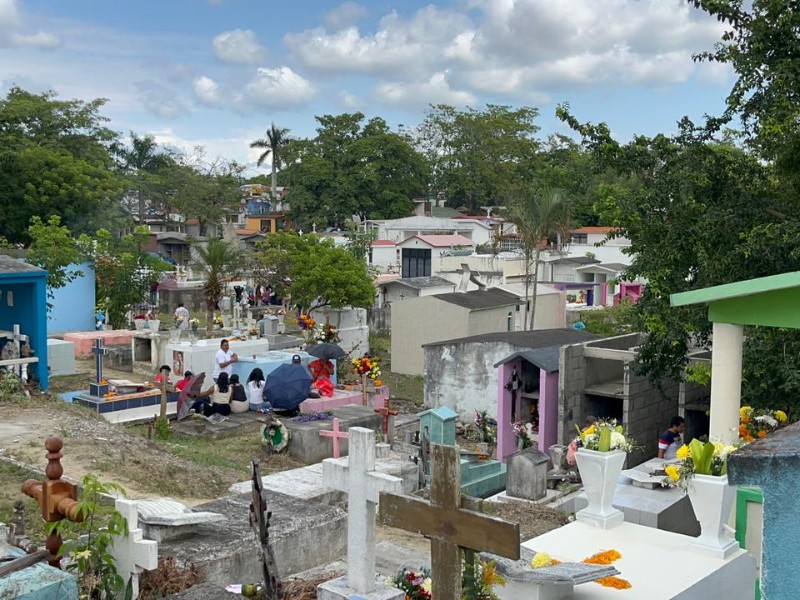 Tuxpeños honran a sus difuntos entre flores y recuerdos
