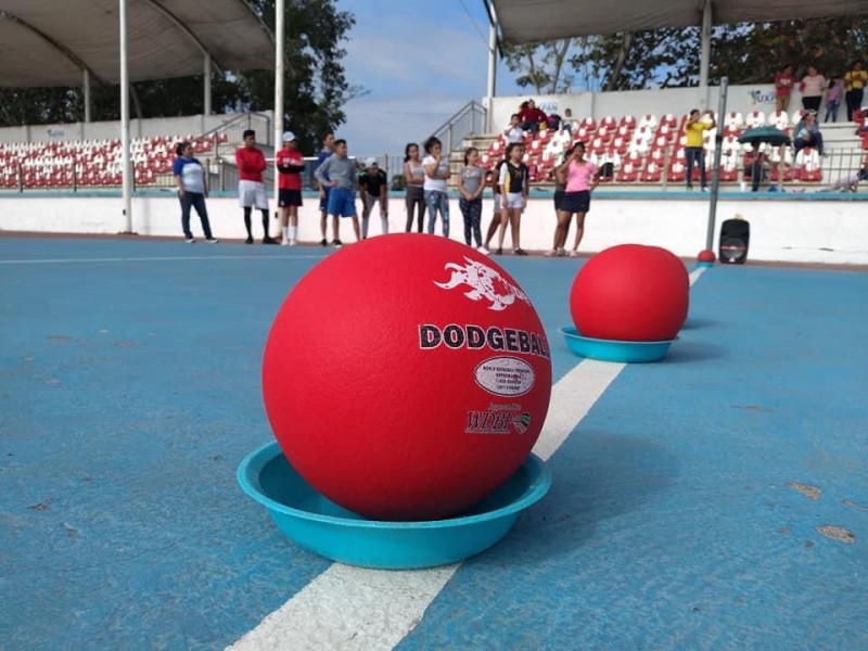 Tuxpeños practican el Dodgeball