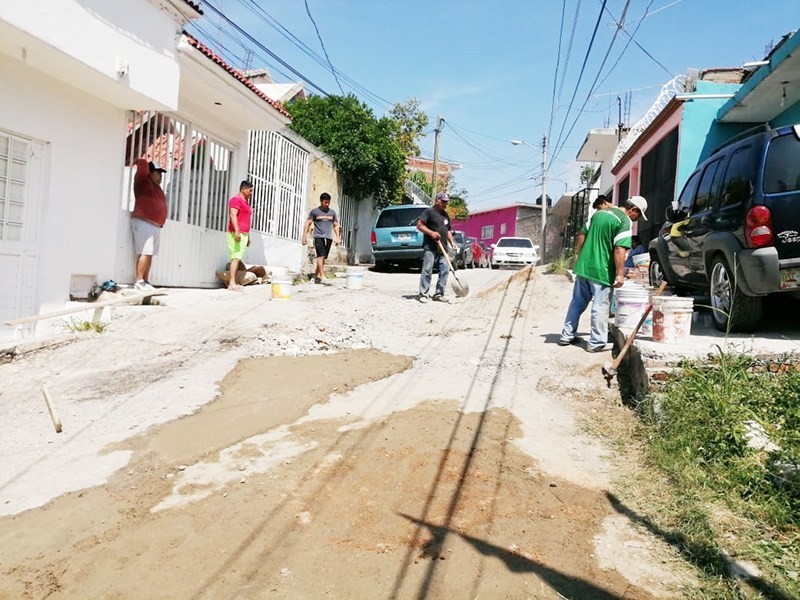 Tuxtlecos realizan trabajos de rehabilitación de calles