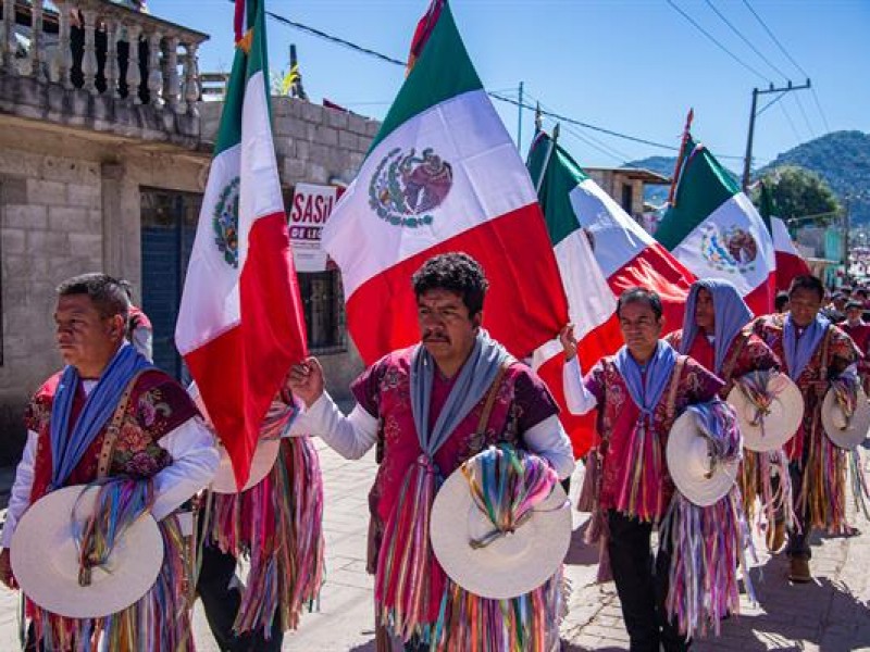 Tzotziles celebran con desfile independencia de México