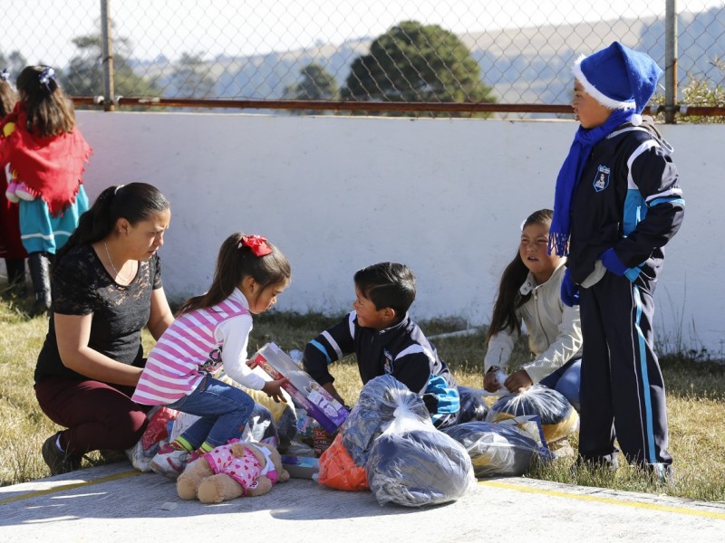 UAEM entrega juguetes y ropa invernal