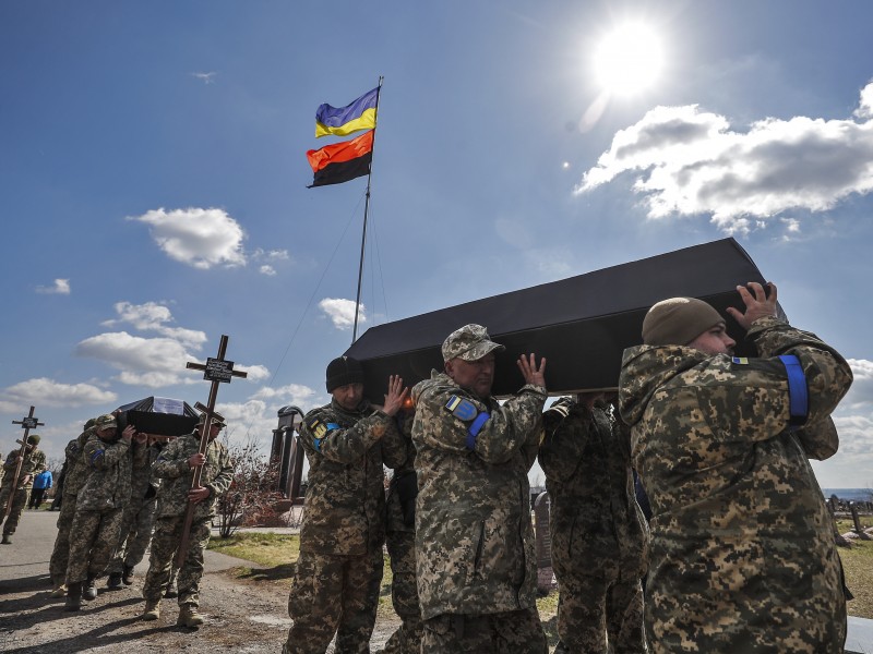 Ucrania entierra a sus soldados sin nombre