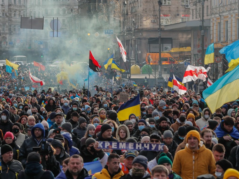Ucrania pide calma mientras aumentan los temores a una invasión