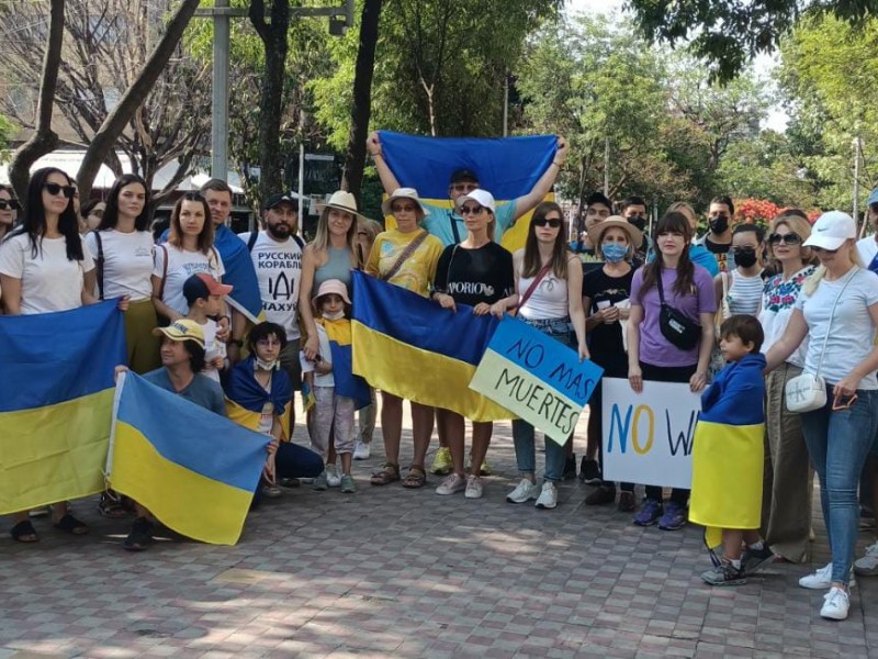 Ucranianos en Guadalajara marchan por la paz de su país.