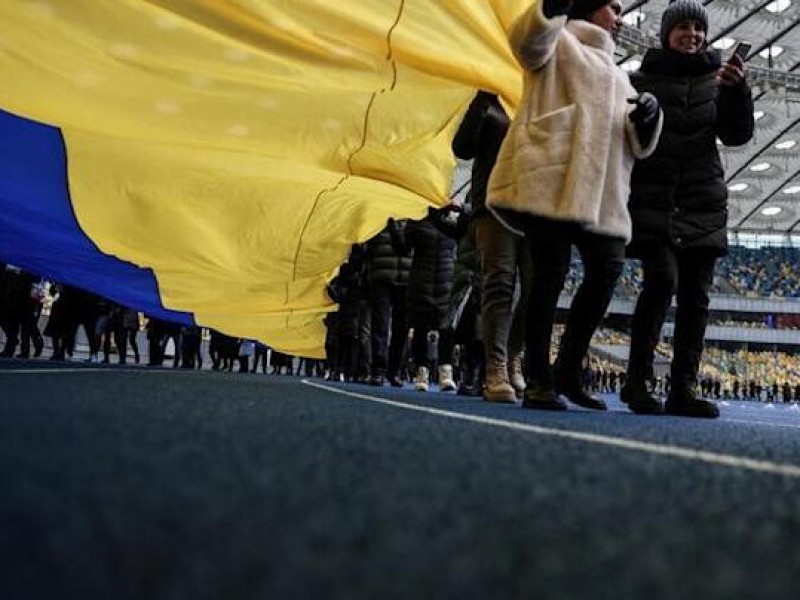 Ucranianos izan banderas para desafiar temores sobre invasión rusa