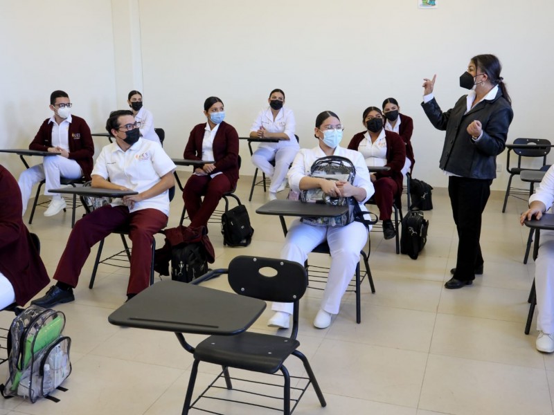 UES inicia semestre de forma presencial en laboratorios y talleres