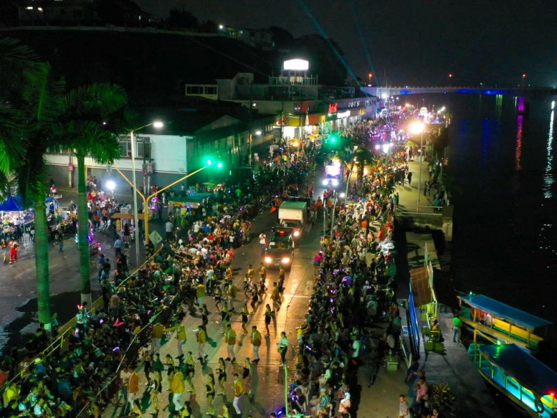 Último recorrido de comparsas del Carnaval en Tuxpan
