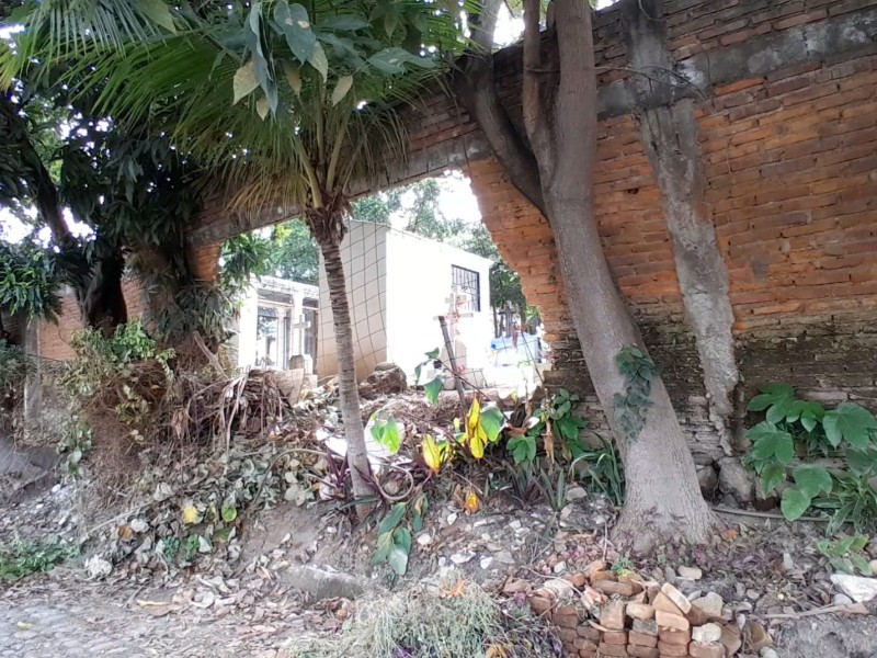 Un año y no se repara la barda del panteón de Colima