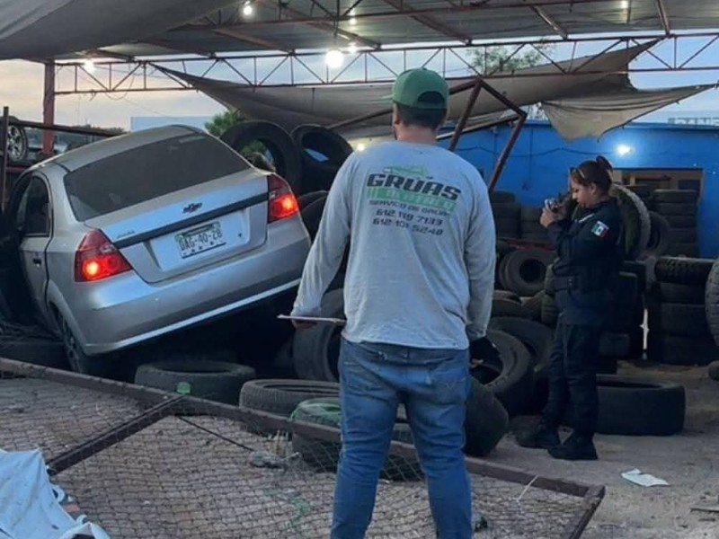Un automovilista choca contra llantera y abandona el vehículo