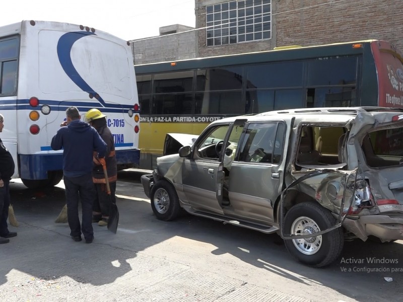 Un camión choca y deja cinco heridos