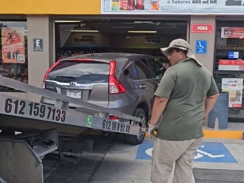 Un conductor pierde el control y termina dentro de un OXXO