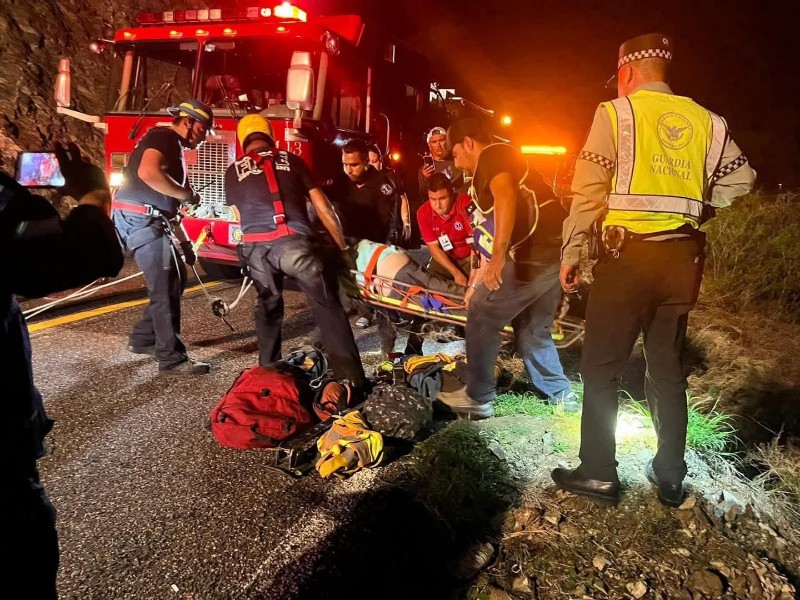 Un estadounidense fue rescatado tras caer a un barranco en su camioneta