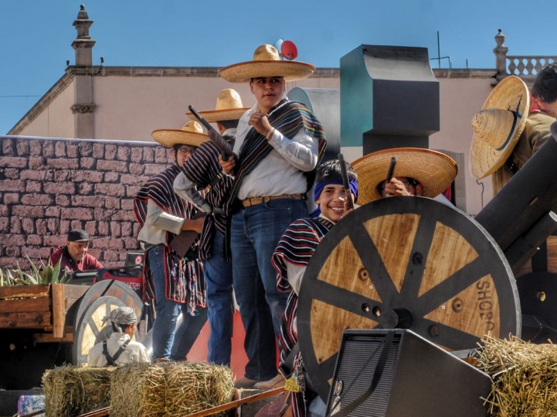 UN ÉXITO LA KERMÉS  Y EL DESFILE