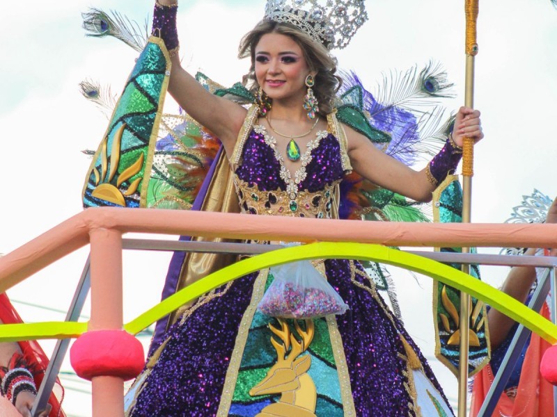 Un éxito primer desfile comparsas y carros alegóricos en Guaymas