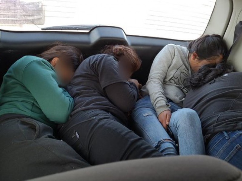 Un grupo de ocho migrantes fueron detenidos en un vehículo