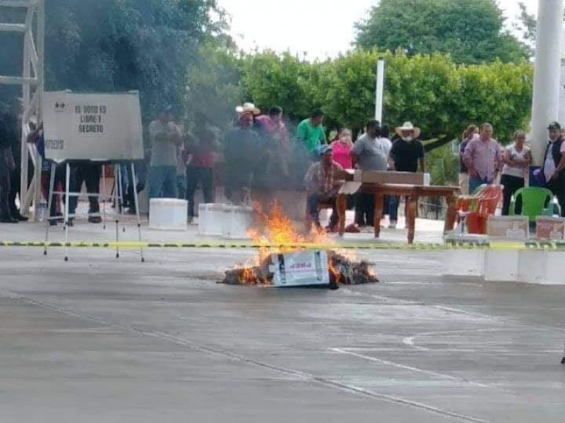 Un grupo de personas quema casilla  en Jericó