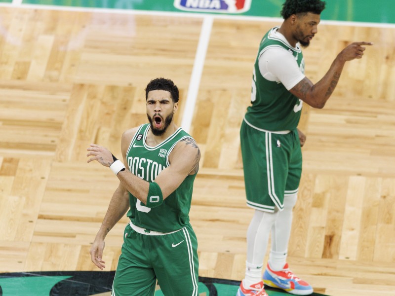 Un histórico Tatum lleva a Celtics a finales de conferencia