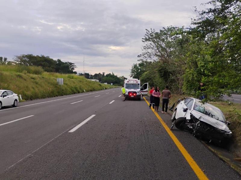 Un hombre lesionado por accidente vehicular en la autopista, en Cuauhtémoc